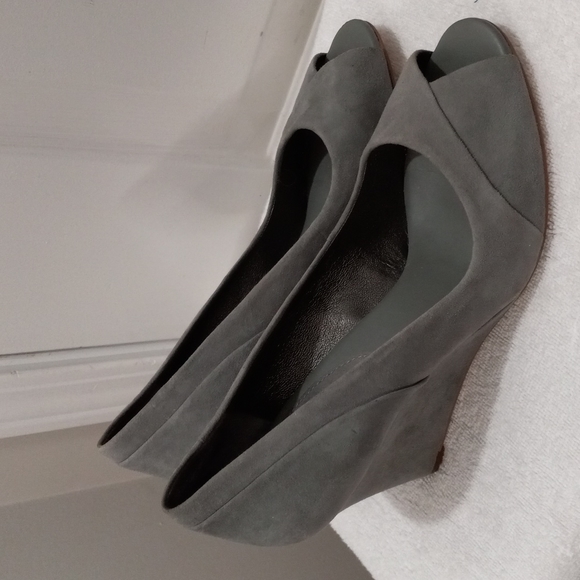 COPY - Banana Republic Sz 8.5 Grey Suede Wedges - Picture 2 of 8